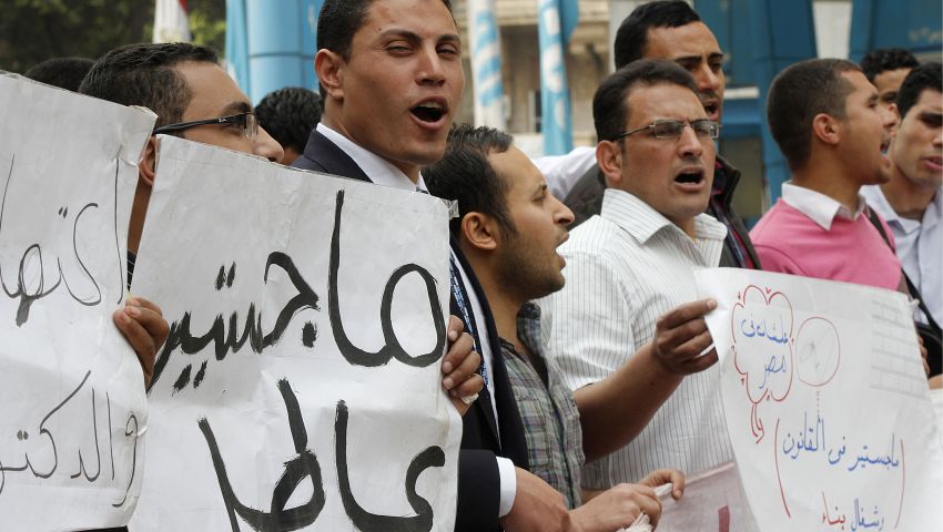 محلب يلتقي عددًا من حملة الماجستير والدكتوراه